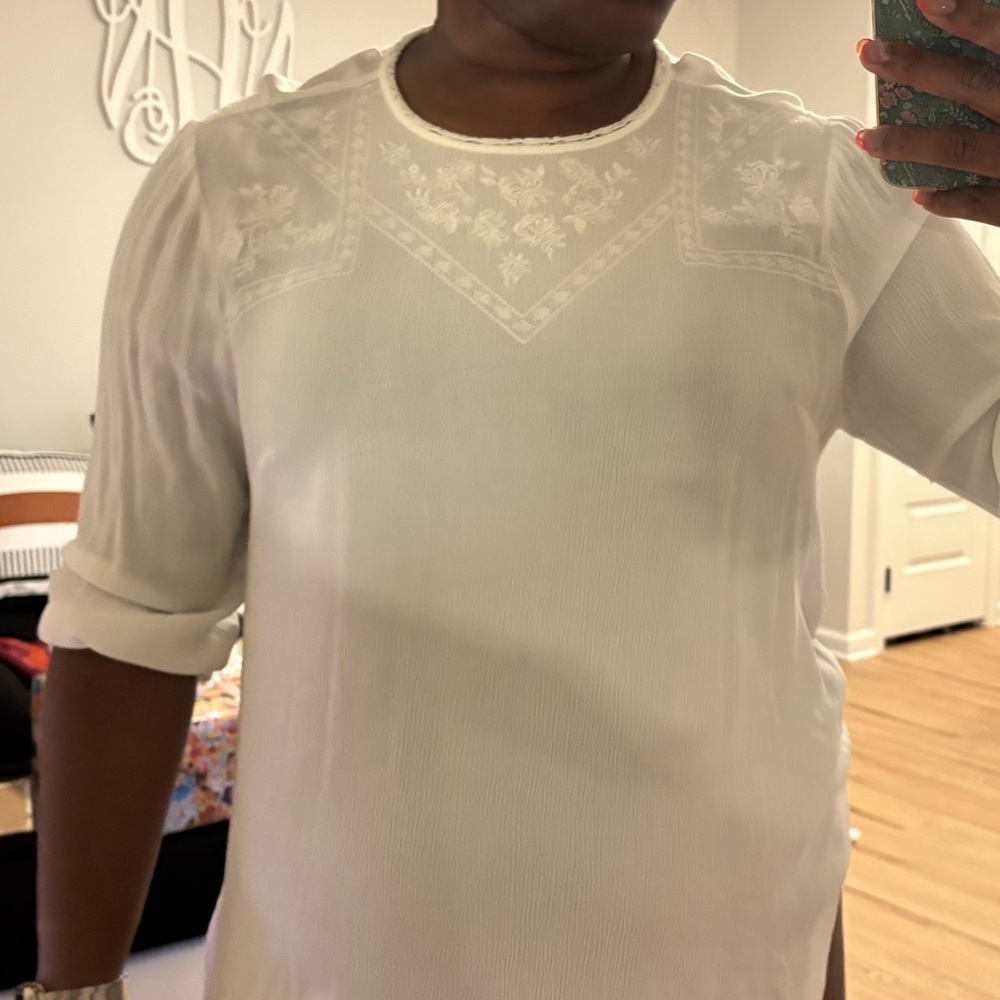 Torrid White Crinkle Gauze Embroidered Blouse. Size 2